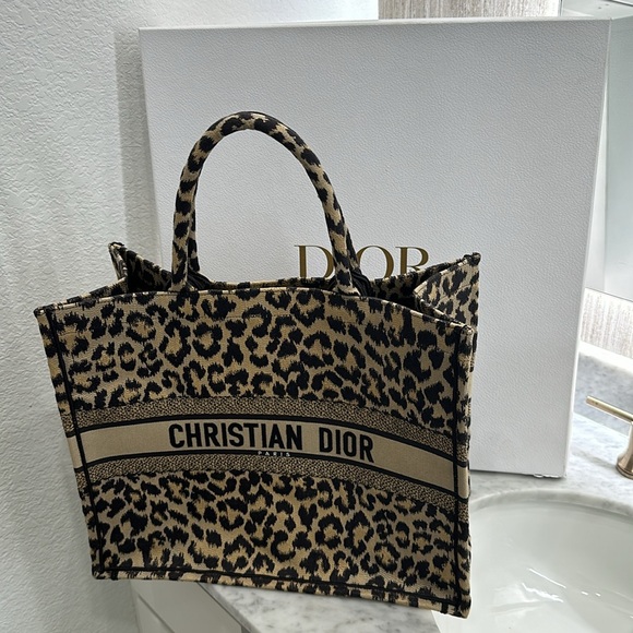 DIOR BOOK TOTE
BEIGE MULTICOLOR MIZZA EMBROIDERY- Large - Picture 8 of 9